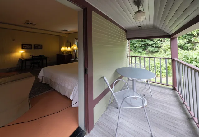 غرفة سوبيريور ديلوكس بسرير كينج بحوض استحمام، The Porches Inn At Mass Moca 1/3