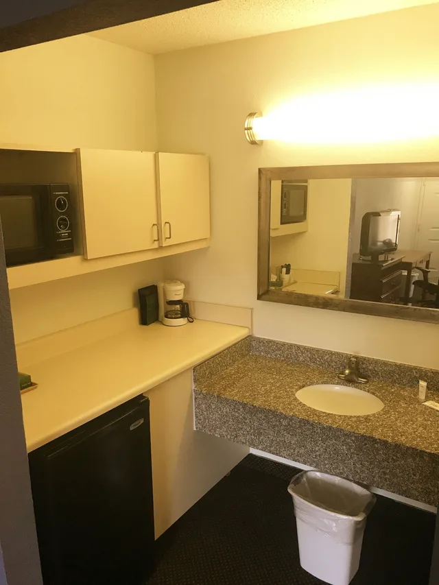 جناح استوديو بسرير كينج، Days Inn & Suites by Wyndham Mobile 6/7