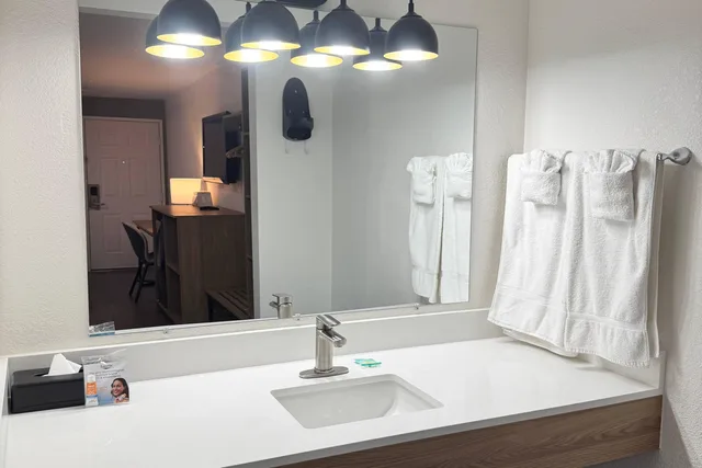 غرفة رباعية بسرير كوين لذوي الإعاقة، Rodeway Inn & Suites Rancho Mirage - Palm Desert Area 4/5