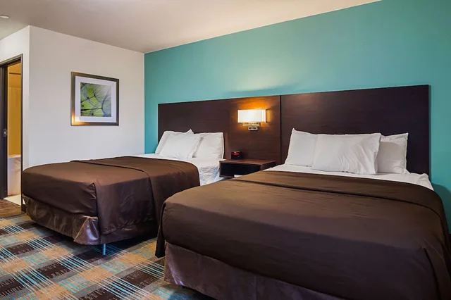 Efficiency, Basic, 2 Queen Beds، Suburban Studios Monaca - Pittsburgh 1/3