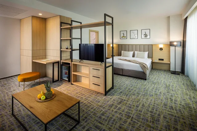 جناح جونيور، B1 City Hotel 6/8