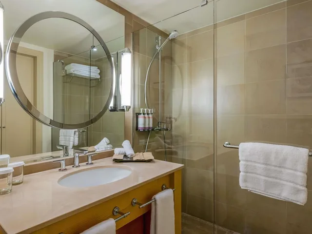 جناح جونيور بسرير كينج، Movenpick Hotel Beirut 5/6