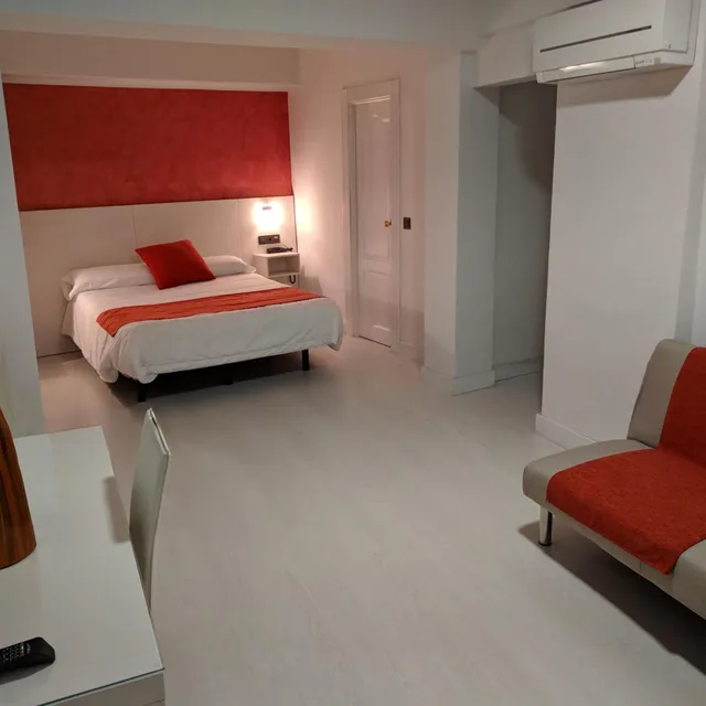غرفة قياسية بسريرين منفصلين مع أريكة، Hotel Emperatriz I 3/9