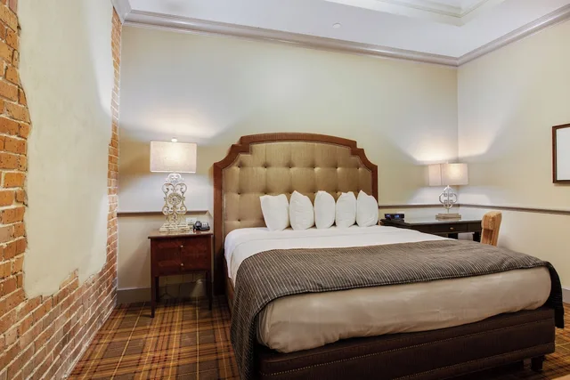 Room, King Bed, No Window، The Brakeman Hotel 3/4