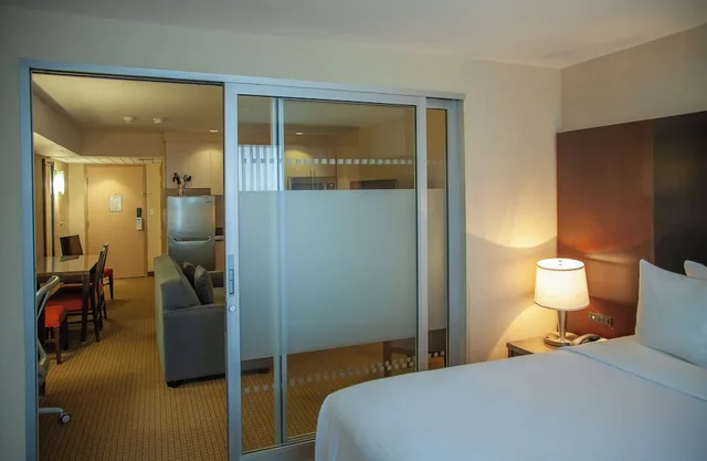 جناح بزنس بسرير كينج مع أريكة، iHOTEL & Conference Centre Red Deer 1/3