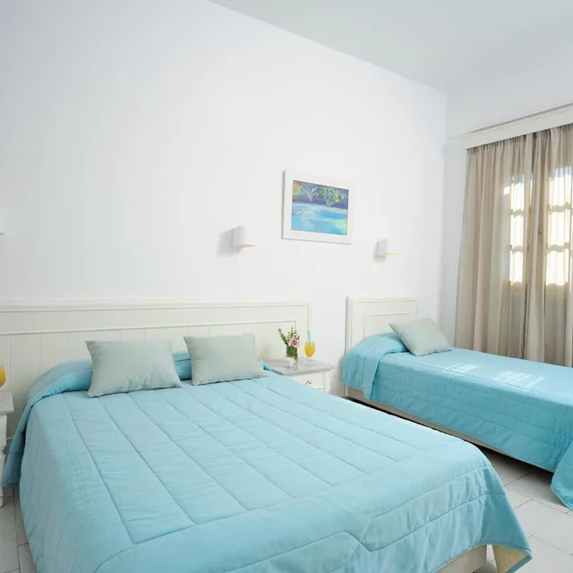 غرفة رباعية بإطلالة على البحر، Mykonos Beach Hotel 1/5