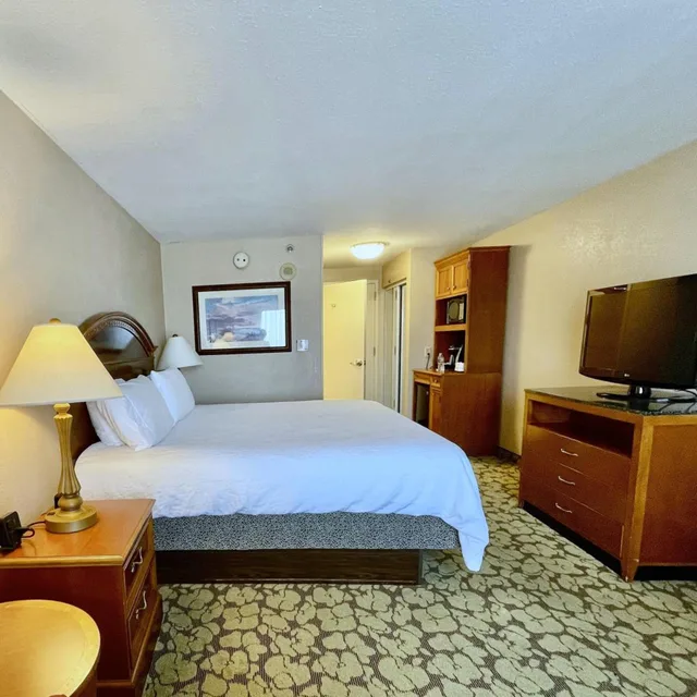 غرفة بسرير كينج بجاكوزي، ACP Hotel Houston Westchase, MOD Collection by Sonesta 1/10