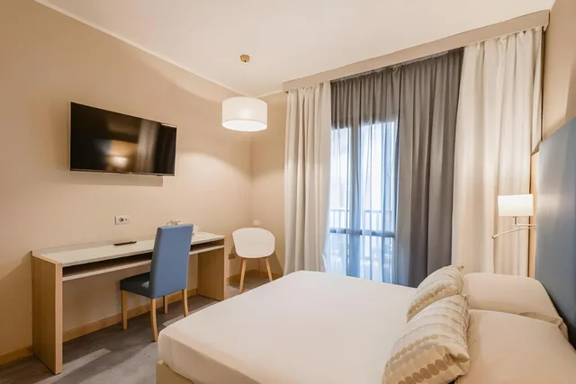 غرفة بسريرين مزدوجين بإطلالة على البحر بشرفة، Hotel Calabona 1/1