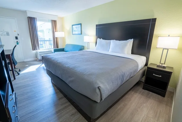 Standard, King Bed, Sofa, Quality Inn Palm Beach International Airport 2/7