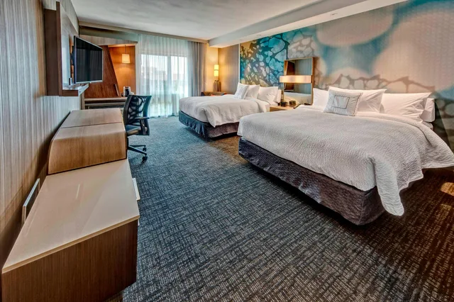 غرفة بسريرين كوين، COURTYARD WESTBURY LONG ISLAND 1/4
