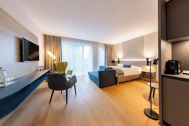 غرفة ديلوكس بسرير كوين مع أريكة في الملحق، Parkhotel Maximilian Ottobeuren 2/6