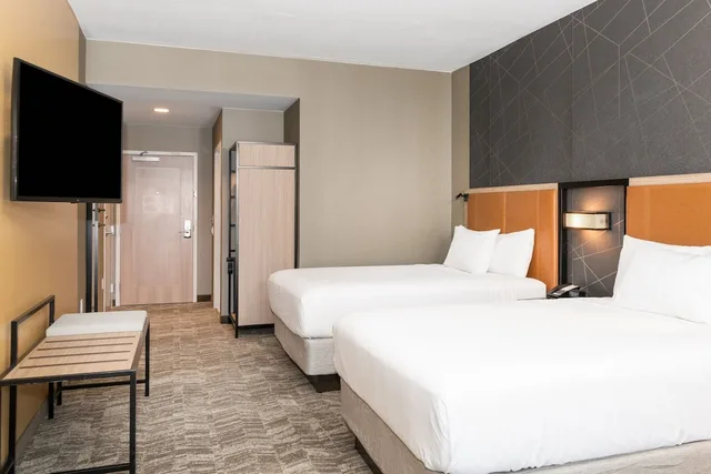 غرفة بسريرين كوين مع أريكة، SpringHill Suites by Marriott Baltimore Downtown Convention Center Area 3/5