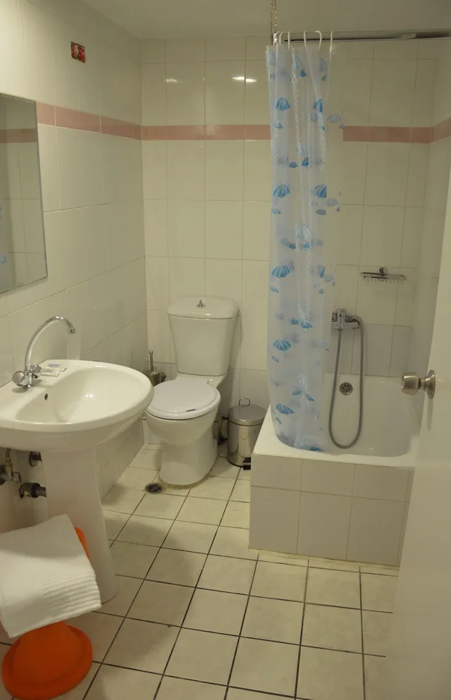 غرفة ثلاثية بسريرين منفصلين مع أريكة، Diros Hotel 10/10