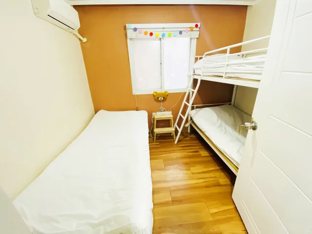 غرفة ثلاثية بسرير بطابقين وسرير فردي، Aroha Guest House 1/5