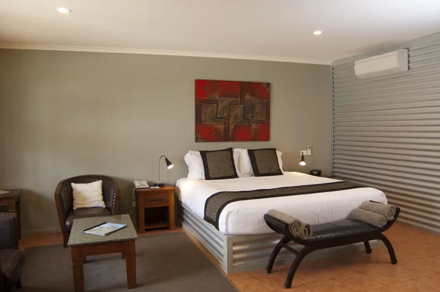 Spa, Executive, Studio, King Bed, Jetted Tub، Bairnsdale Motel 1/3