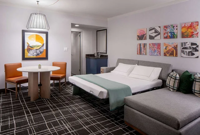 جناح بسريرين كوين بغرفة نوم واحدة مع أريكة، DoubleTree Suites by Hilton Hotel Salt Lake City Downtown 1/6