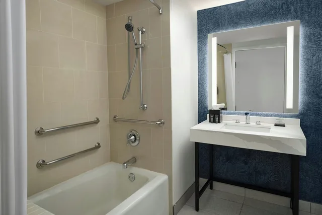 غرفة كلوب بسرير كينج بشرفة، Sheraton Tampa Brandon Hotel 4/7