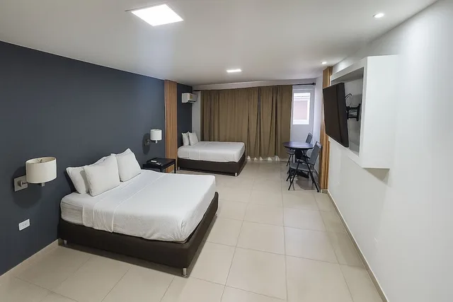 غرفة ثلاثية بسرير مزدوج وسرير فردي بإطلالة على الفناء، Hotel Lord Pierre 3/5