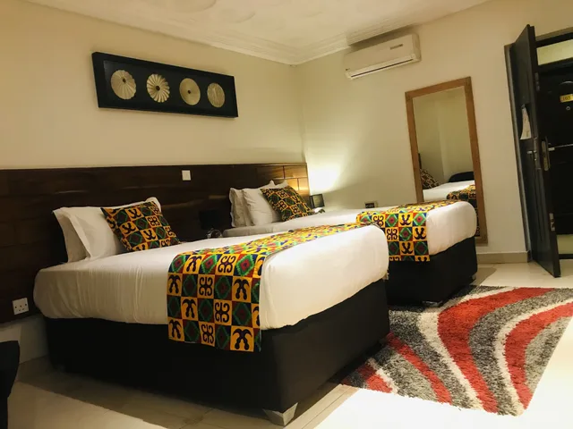 غرفة بسريرين منفصلين، Airport West Hotel 7/10