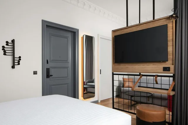 Moxy Sleeper, Guest Room, Queen Bed, City View, Sofa، Moxy Istanbul Beyoglu 3/6