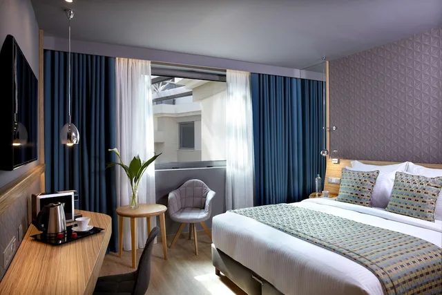 Standard, King Bed, Atrium View، Wyndham Grand Athens 1/6
