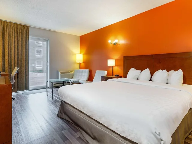 غرفة قياسية بسرير كينج، Clarion Pointe Quebec Airport 5/6