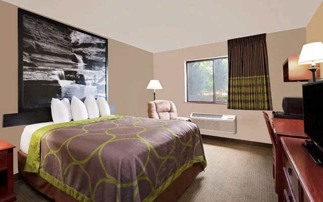 غرفة قياسية بسرير كوين، Super 8 By Wyndham Ithaca 6/8
