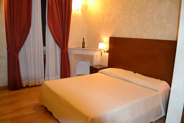 غرفة بسرير مزدوج أو سريرين منفصلين، Dipendenza Hotel Galileo 2/9