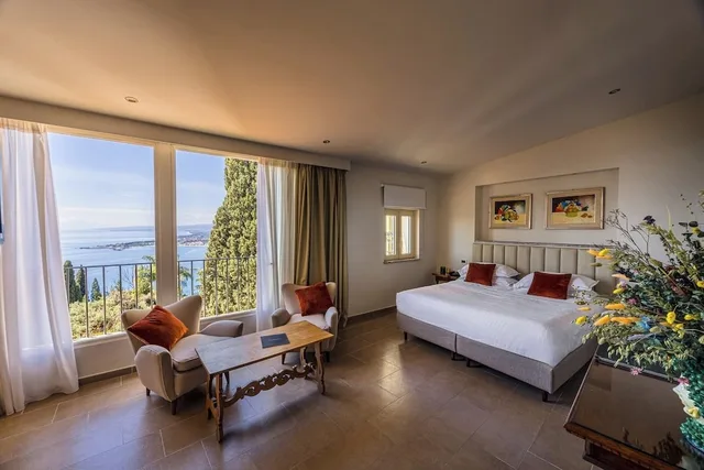 غرفة بانورامية بسرير كوين بإطلالة على البحر بشرفة، Villa Paradiso 2/4