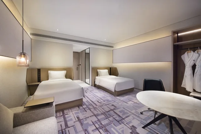 غرفة قياسية بسريرين منفصلين بإطلالة على البحر مع دخول صالة النادي، Crowne Plaza Dalian Xinghai 8/10