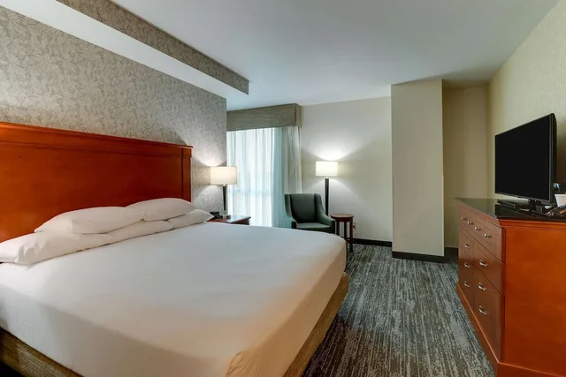 غرفة ديلوكس بسرير كينج، Drury Inn and Suites Kansas City Independence 2/4