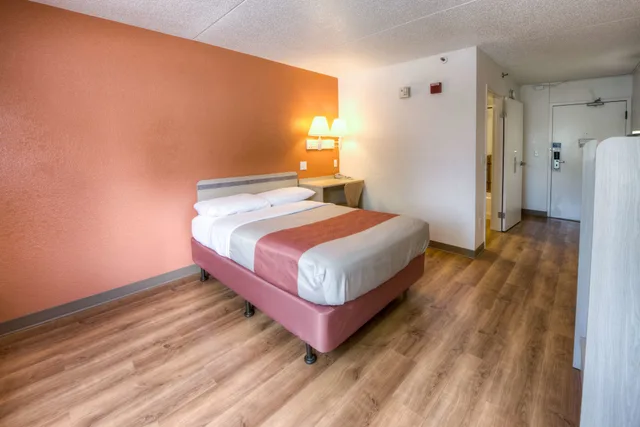 غرفة قياسية بسرير كوين، Motel6 Branford, CT - New Haven 3/8
