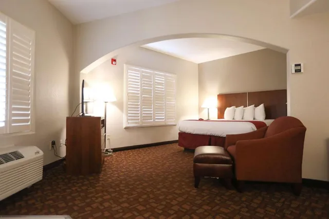 غرفة كبيرة بسرير كينج بحوض جاكوزي، Best Western Lanai Garden Inn & Suites 2/6