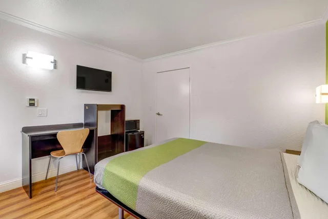 1 Queen Bed - Smoking, Motel6 King City, CA 3/10