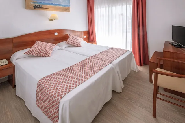 Standard, Double or Twin Bed, Balcony, GHT Balmes Hotel, Aparthotel & Splash 3/10