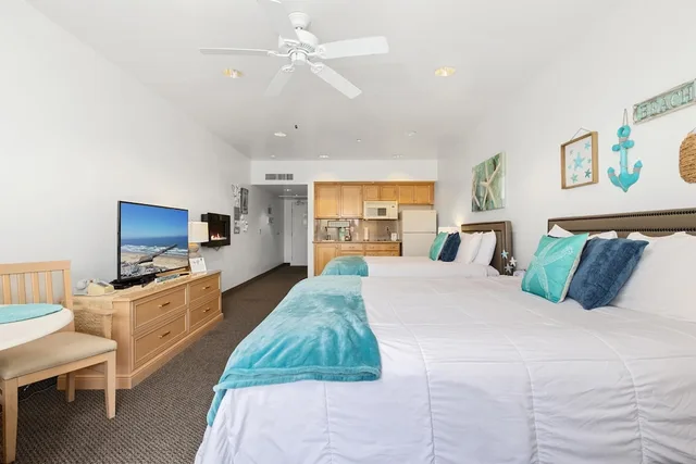 غرفة بسرير كينج وسرير كوين، Beach House Inn & Suites 3/3