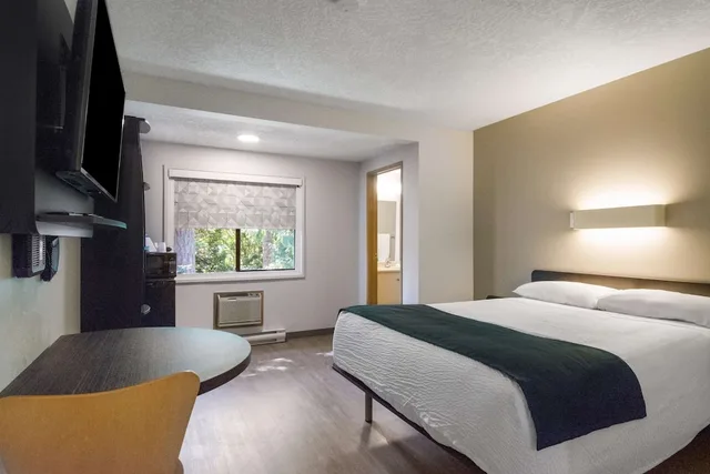 غرفة قياسية بسرير كينج بمطبخ صغير، Motel6 Saanichton, BC - Victoria Airport 3/10