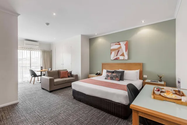 Room, King Bed, Best Western Geelong Motor Inn and Serviced Apartments 1/4
