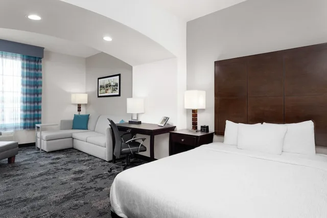 غرفة بسرير كوين مع أريكة لذوي الإعاقة، La Quinta Inn & Suites by Wyndham Columbus - Edinburgh 2/3