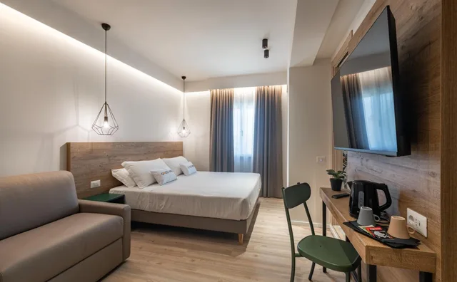 جناح جونيور، Hotel Catignano 1/6