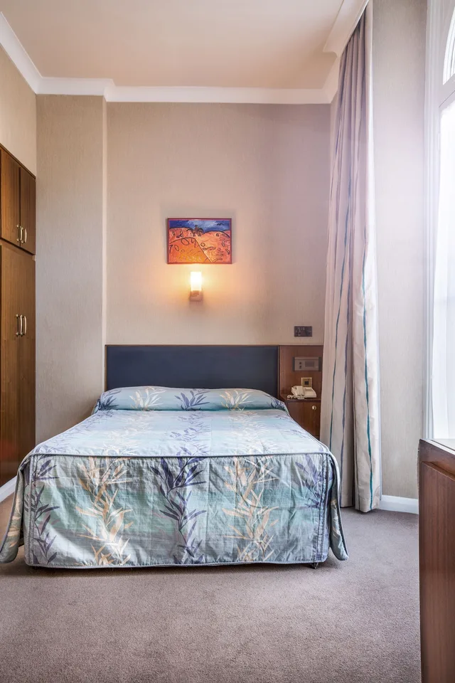 غرفة مفردة، Mitre House 3/9