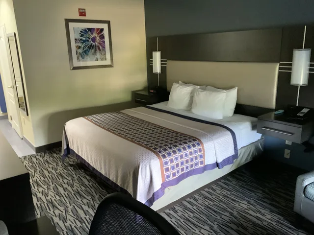 غرفة قياسية بسرير كينج، Best Western Bradbury Inn & Suites 5/7
