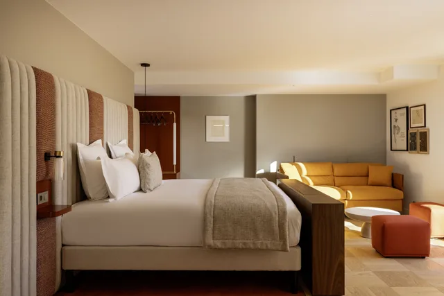 جناح سيغنتشر بسرير كينج مع أريكة، Hotel Pilgrim 2/4