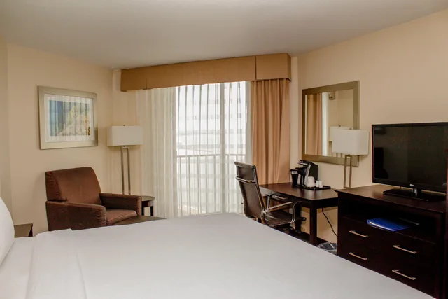 غرفة بسرير كينج، Holiday Inn Corpus Christi Downtown Marina 1/4
