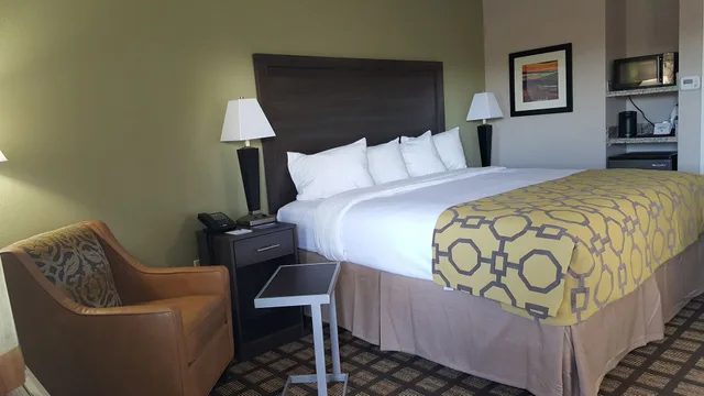 غرفة بسرير كينج مع أريكة لذوي الإعاقة، Baymont By Wyndham Clarksville 4/7