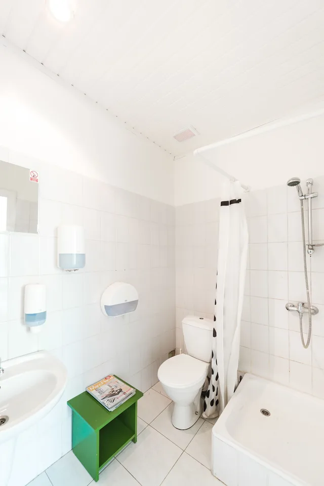 غرفة بسريرين منفصلين بحمام خاص، Downtown Forest Hostel & Camping 2/5