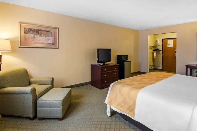 غرفة بسرير كينج، Quality Inn Summersville 4/4