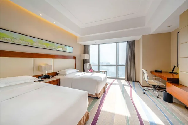غرفة قياسية بسريرين منفصلين بإطلالة على البحيرة، CROWNE PLAZA WUXI TAIHU 1/6