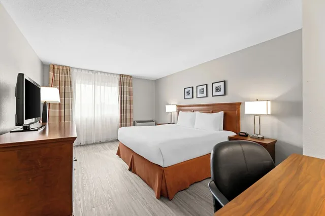 1 Bedroom, Deluxe, Suite, King Bed, Travelodge Suites by Wyndham Regina / Eastgate Bay 6/10