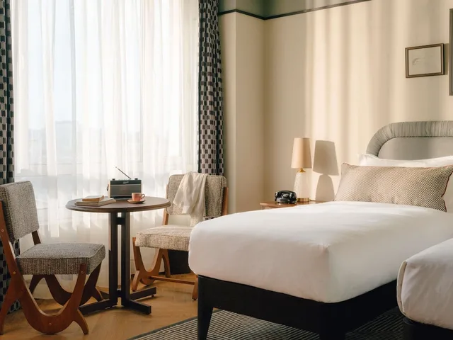 Roomy, King Bed، The Hoxton Vienna 2/7